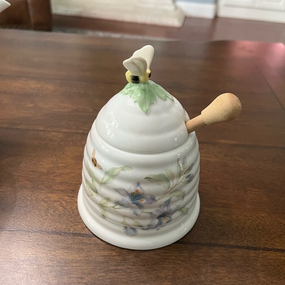 Lenox butterfly meadow honey jar with lid and wooden honey dipper. - Picture 6 of 7